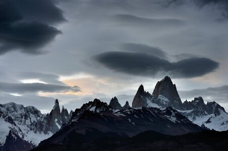 Fitz Roy (r) und Cerro Torre (hohe Felsnadel (l) Hedl.jpg