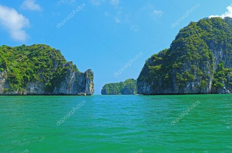 depositphotos_76090115-stock-photo-cat-ba-islands-and-rock.jpg